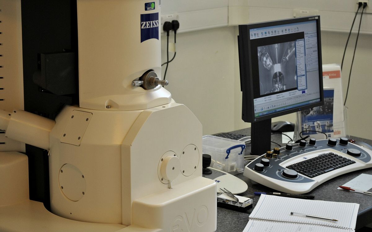 Electron microscope and analysis screen in a laboratory